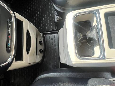 Used 2014 Chrysler Town & Country Touring FWD image 25