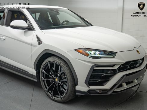 Used 2022 Lamborghini Urus image 2