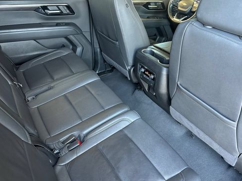Used 2025 Chevrolet Suburban LT RWD image 18