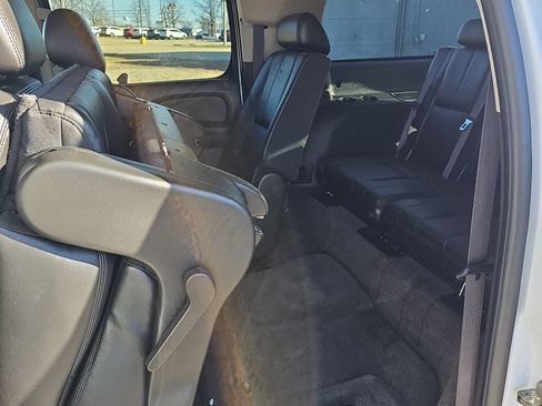 Used 2010 Chevrolet Suburban LT image 14