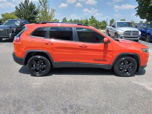 Used 2021 Jeep Cherokee Latitude Plus FWD image 2