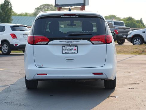Used 2022 Chrysler Voyager LX FWD image 4