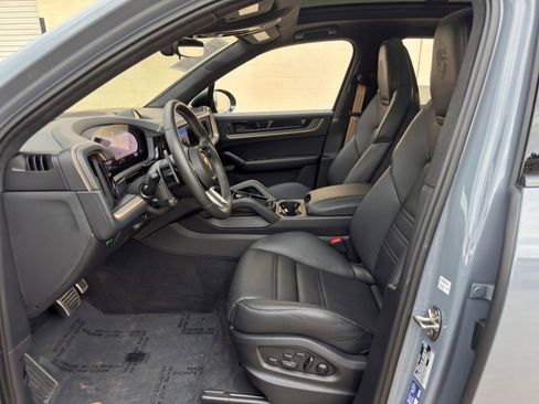 Used 2024 Porsche Cayenne Turbo AWD/4WD image 17