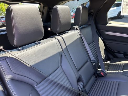 New 2025 Land Rover Discovery Dynamic SE image 18