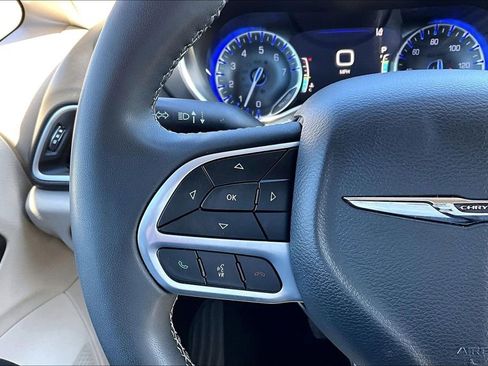 Used 2023 Chrysler Pacifica Touring-L FWD image 12