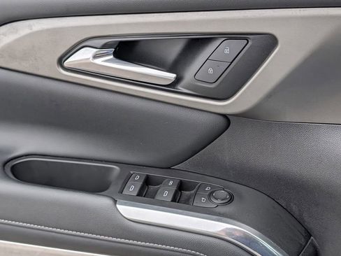 Used 2025 Chevrolet Traverse LT image 24