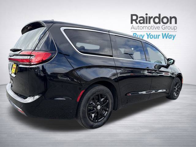 Used 2025 Chrysler Pacifica Select FWD image 7