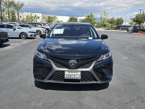 Used 2018 Toyota Camry SE image 2