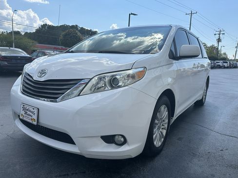 Used 2012 Toyota Sienna XLE FWD image 3