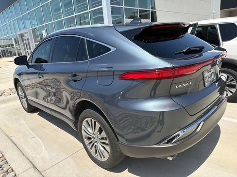 Used 2022 Toyota Venza XLE AWD/4WD image 4