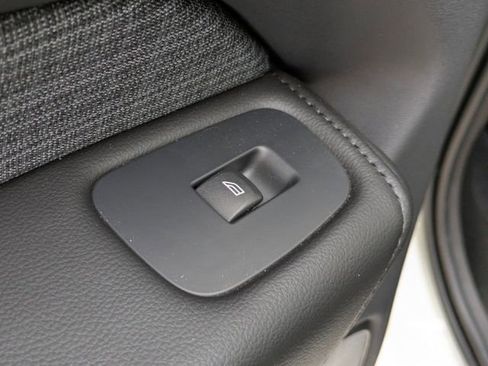 Used 2022 Volvo XC60 B5 Momentum image 25