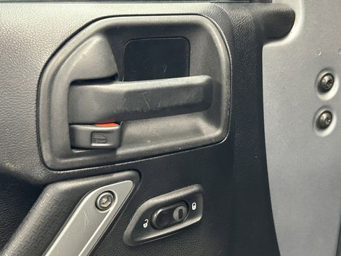 Used 2015 Jeep Wrangler Unlimited Sahara w/ Connectivity Group image 10