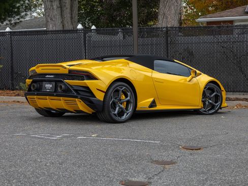 Used 2024 Lamborghini Huracan EVO image 40