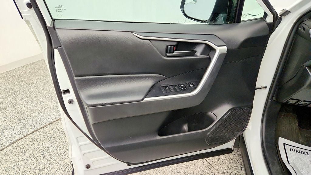 Used 2021 Toyota RAV4 LE AWD/4WD image 10
