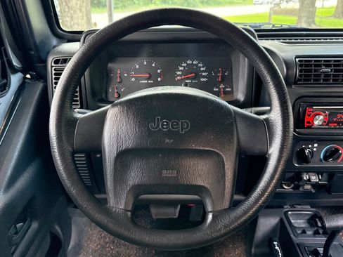 Used 2004 Jeep Wrangler X w/ Convenience Group AWD/4WD image 25