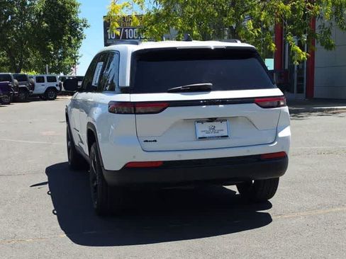 Used 2023 Jeep Grand Cherokee Altitude AWD/4WD image 7