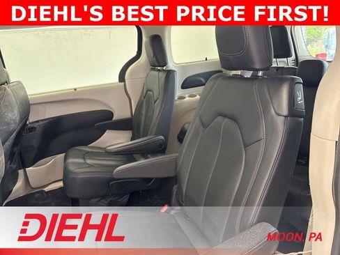 Used 2019 Chrysler Pacifica Touring-L w/ Advanced Safetytec Group FWD image 18