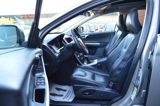Used 2015 Volvo XC60 T5 Premier w/ Proximity Package FWD image 11