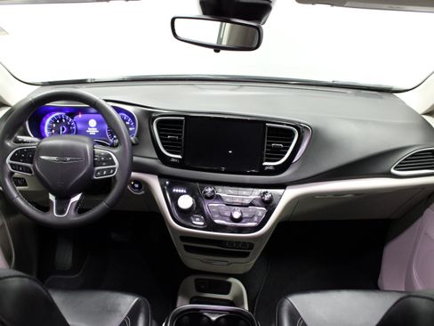 Used 2024 Chrysler Pacifica Touring-L FWD image 20