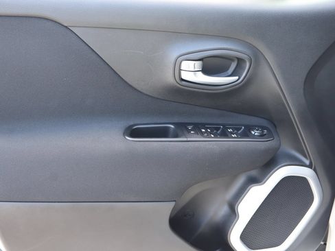 Used 2018 Jeep Renegade Latitude FWD image 9