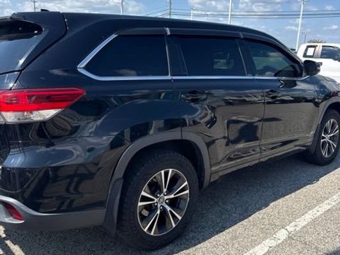 Used 2017 Toyota Highlander Plus AWD/4WD image 3
