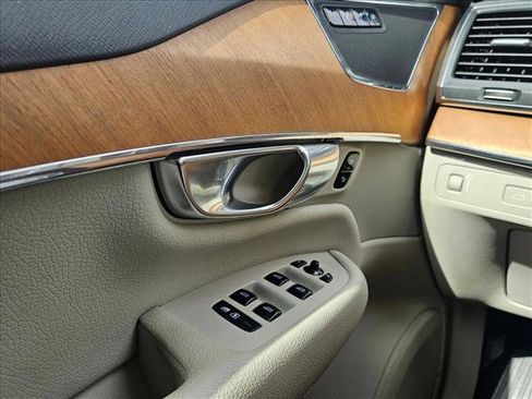 Used 2021 Volvo XC90 T6 Momentum w/ Climate Package image 21