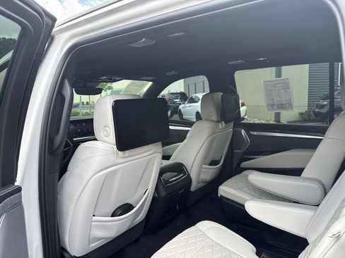 Used 2025 Cadillac Escalade ESV V AWD/4WD image 10