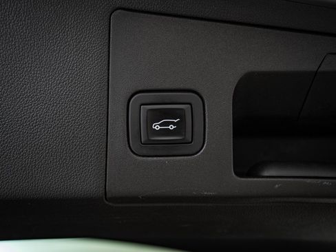 Used 2018 Cadillac XT5 Platinum w/ Driver Assist Package image 22