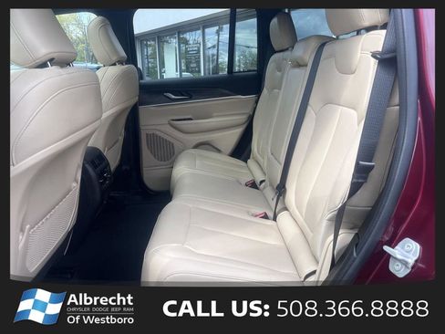 Used 2025 Jeep Grand Cherokee Limited AWD/4WD image 13