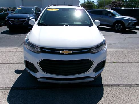 Used 2017 Chevrolet Trax LT w/ LT Convenience Package FWD image 3