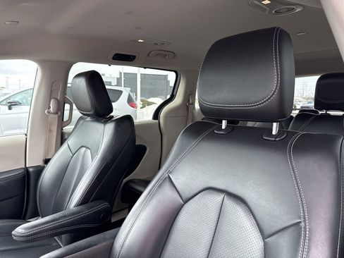 Used 2023 Chrysler Pacifica Touring-L image 13