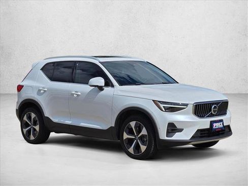 Used 2025 Volvo XC40 B5 Plus w/ Protection Package Premier AWD/4WD image 3