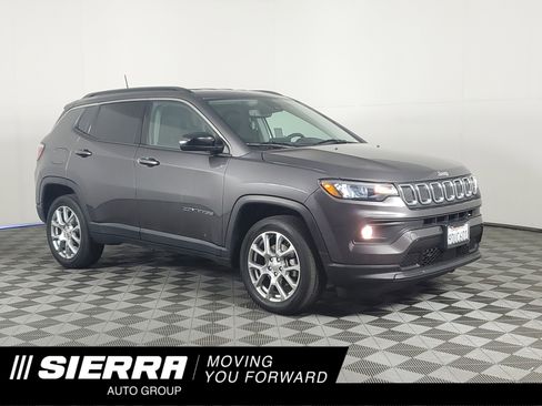 Used 2022 Jeep Compass Latitude image 1