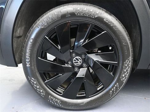 Used 2024 Volkswagen Atlas Cross Sport SE image 9