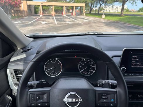Used 2025 Nissan Rogue SV FWD image 29