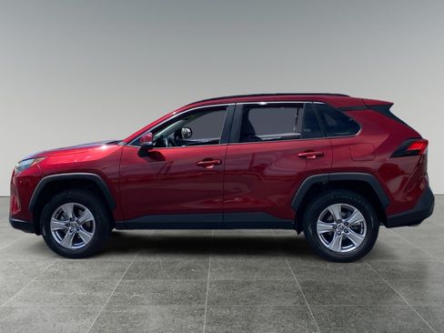 Used 2022 Toyota RAV4 XLE w/ Convenience Package FWD image 2