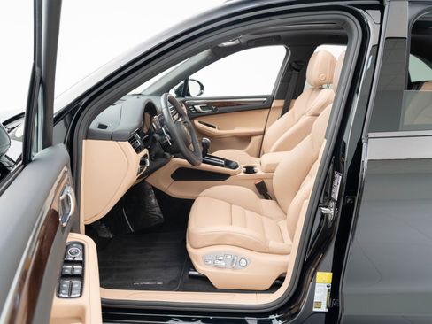 Used 2025 Porsche Macan image 17