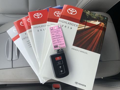 Used 2019 Toyota Highlander XLE AWD/4WD image 18