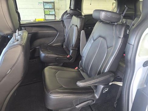 Used 2025 Chrysler Pacifica Select FWD image 10