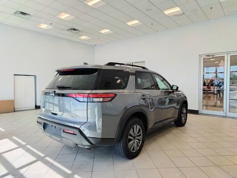 Used 2025 Nissan Pathfinder SV AWD/4WD image 3
