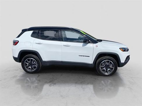 Used 2024 Jeep Compass Trailhawk image 8