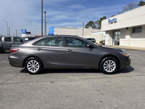 Used 2017 Toyota Camry LE image 2