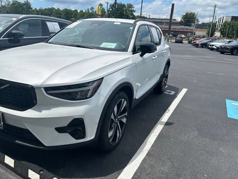 Used 2023 Volvo XC40 B5 Plus w/ Driver Assist Package AWD/4WD image 2