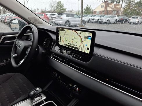 Used 2025 Mitsubishi Outlander SE image 12