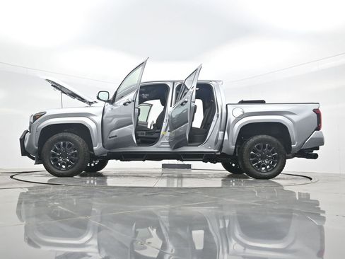 Used 2025 Toyota Tacoma SR5 image 43