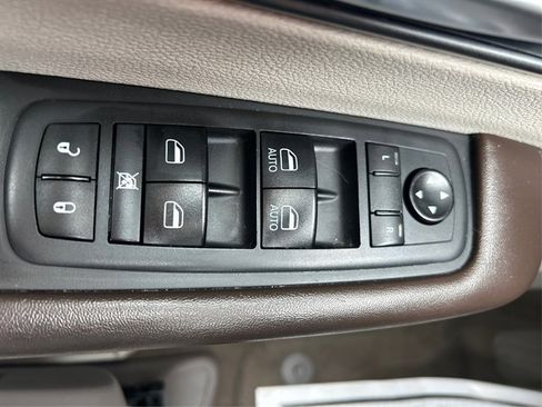 Used 2021 Chrysler Pacifica Touring-L image 39