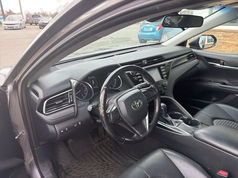 Used 2019 Toyota Camry SE image 4