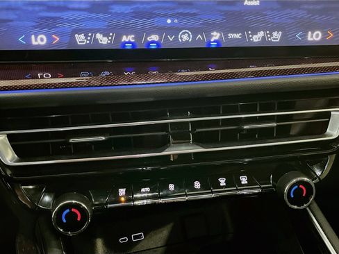 Used 2024 Chevrolet Traverse RS AWD/4WD image 16