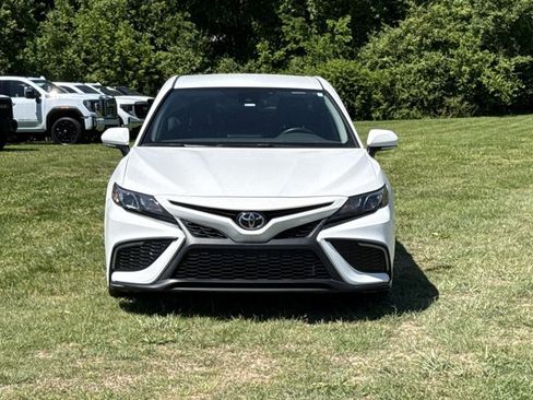 Used 2022 Toyota Camry SE FWD image 2
