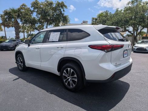 Used 2023 Toyota Highlander XLE AWD/4WD image 6